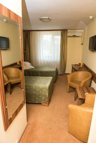 Отель Hotel Lyra Орадя Двухместный номер с 1 кроватью или 2 отдельными кроватями-11